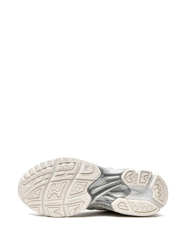 ASICS Gel-Kayano 14 white
Mednight